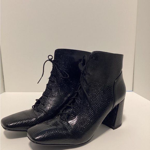 Black ankle boots by Zata Selection with a 2.5" heel-women’s size 8 - Picture 1 of 7